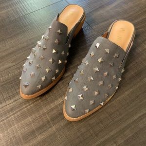 Gray flats / slides with studs